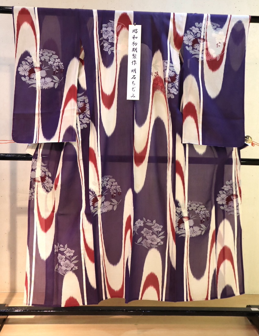 新潟県の十日町明石ちぢみ（明石縮）。「蝉の翅」と喩えられるほどの軽やかさで、初夏、盛夏、残暑で楽しむことができる着心地。吉澤織物