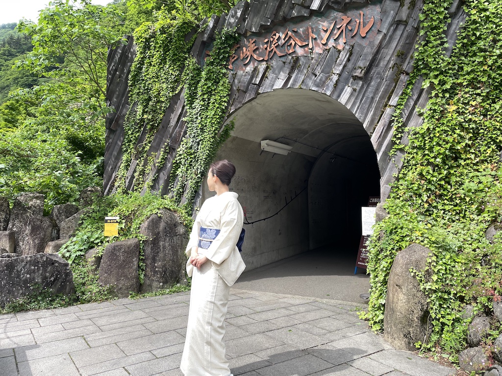 新潟県の観光スポットである清津峡渓谷トンネル。着物で楽しむおでかけ／紀行