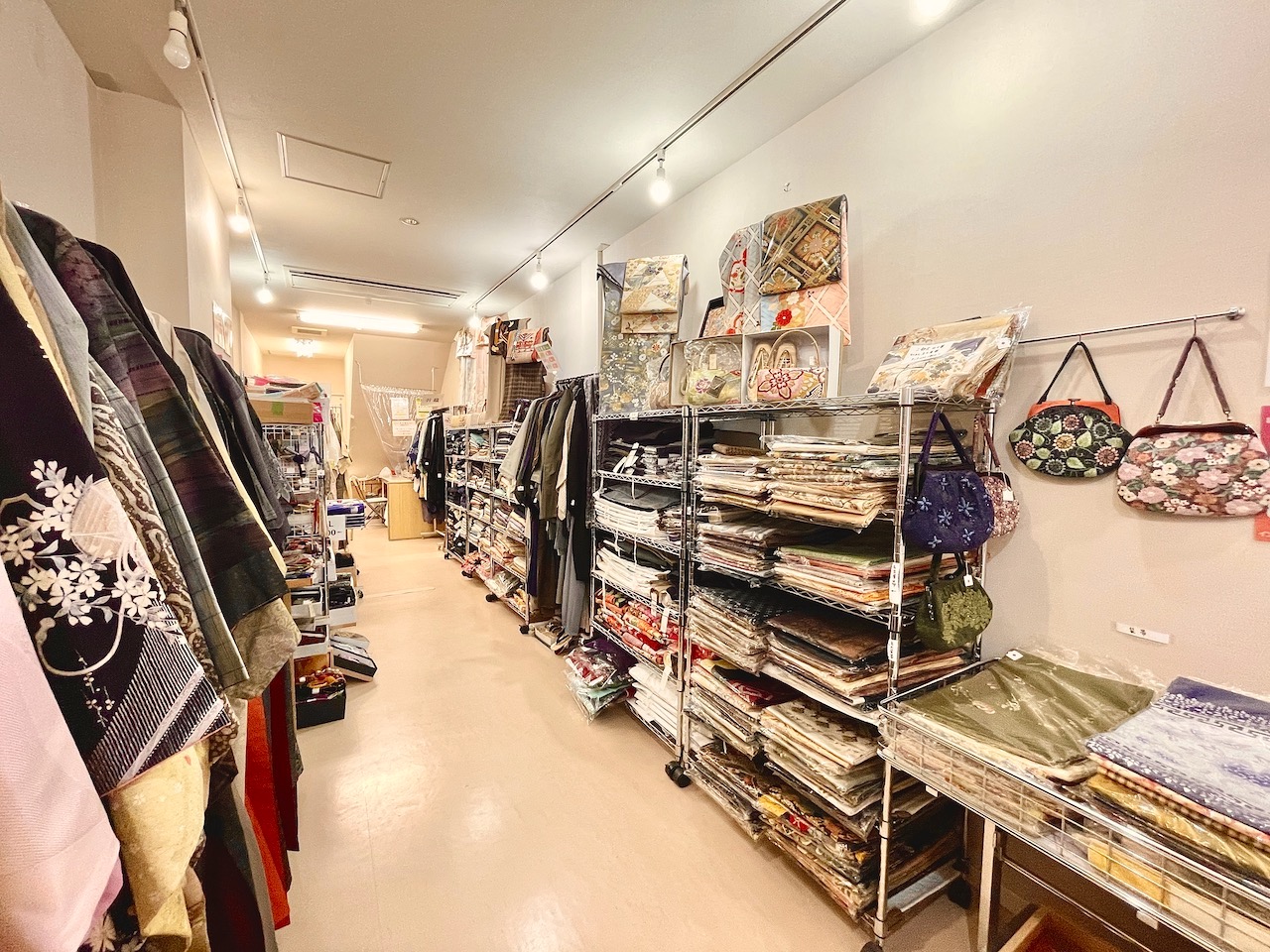 東京のリサイクル着物のショップ「きもの悠々」の店内