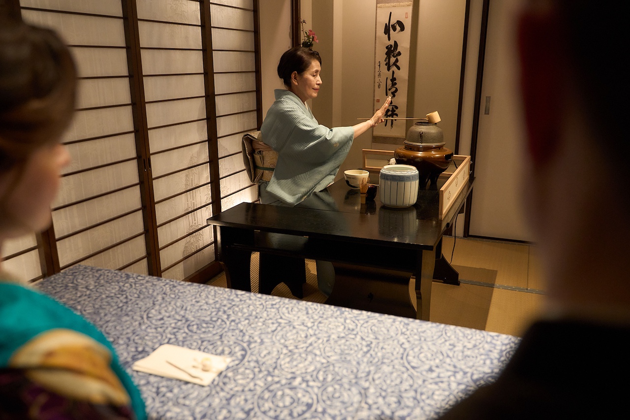 茶の湯における作法とおもてなしの心（Japanese tea ceremony etiquette and hospitality）