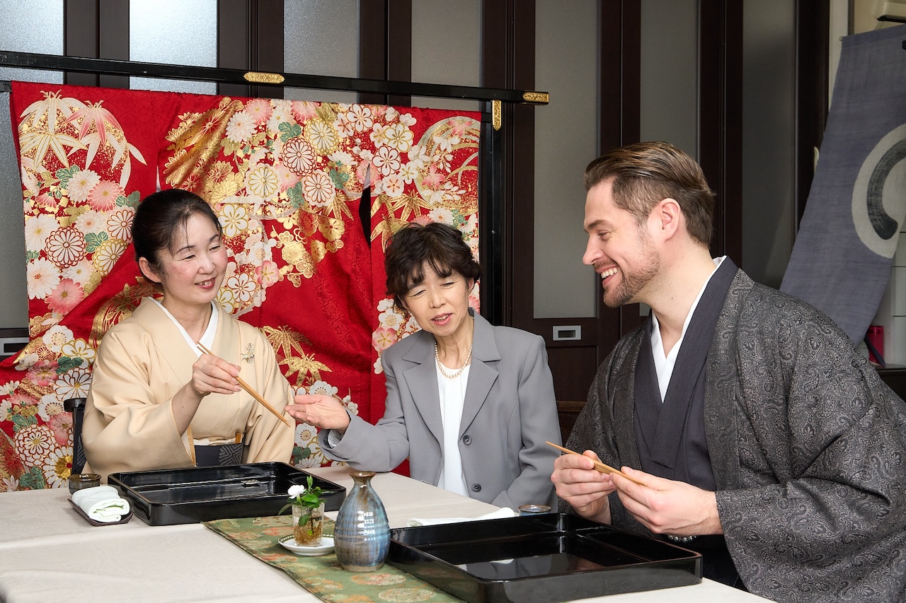 箸づかいを学ぶマナー体験（Japanese chopstick etiquette experience）