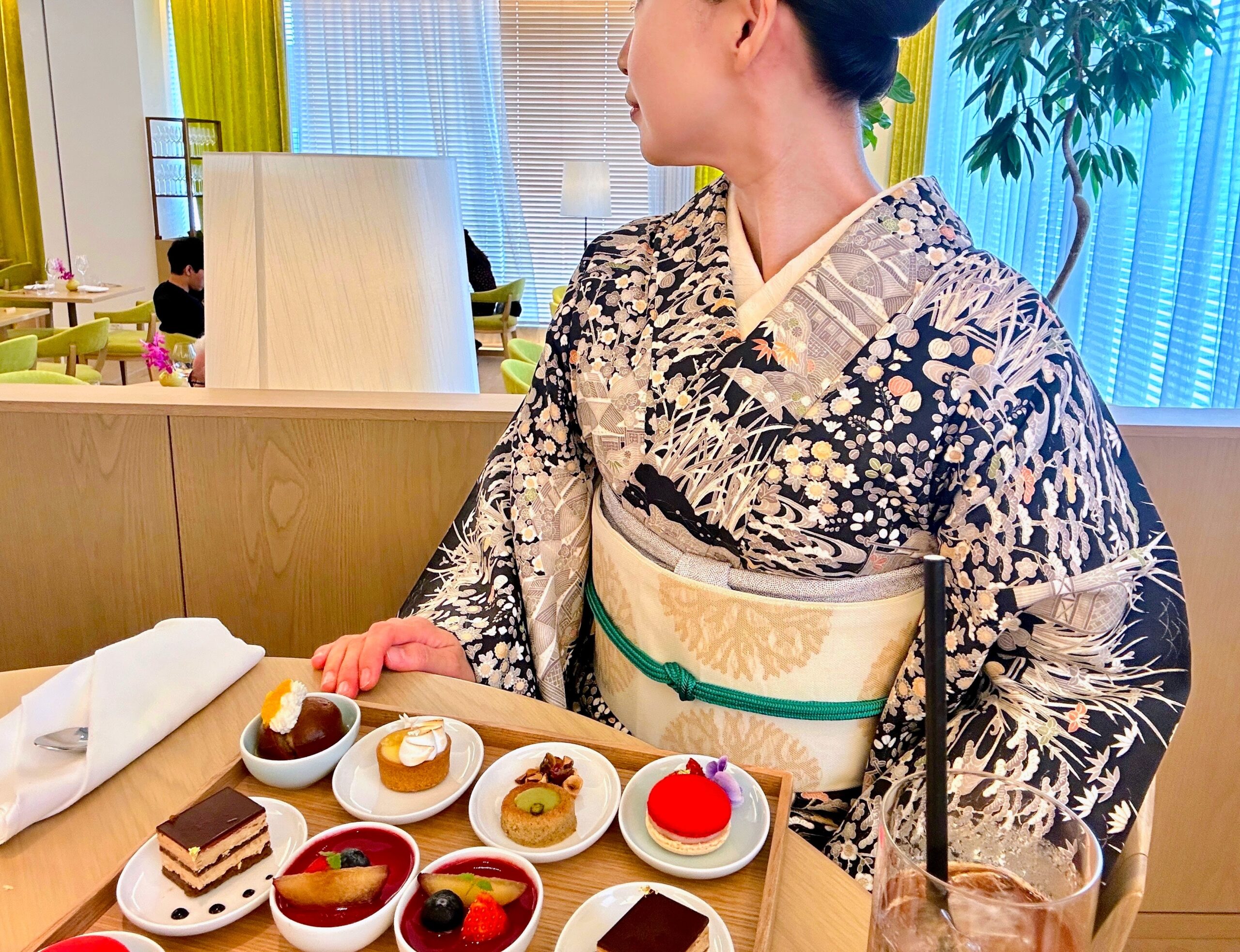 東京エディション銀座の洗練された空間にて。しょうざんの伝統的な「茶屋辻」模様が描かれたシックな着物に、格調高い西陣織の帯を合わせた、伝統とモダンが融合する装い。アフタヌーンティーを楽しむ優雅なひとときに、着物の精緻な職人技が際立ちます。歴史ある染織の美しさと、現代のラグジュアリーなホテル体験が調和した、大人のための和のスタイルです。
A sophisticated kimono ensemble featuring a traditional "Chaya-tsuji" pattern by Shozan, paired with an elegant Nishijin-ori obi from a long-established weaver. The intricate craftsmanship of the kimono shines during a graceful afternoon tea experience at The Tokyo EDITION, Ginza. This style perfectly harmonizes the profound beauty of traditional Japanese dyeing and weaving with a modern luxury hotel setting, offering an exquisite expression of adult Japanese style.