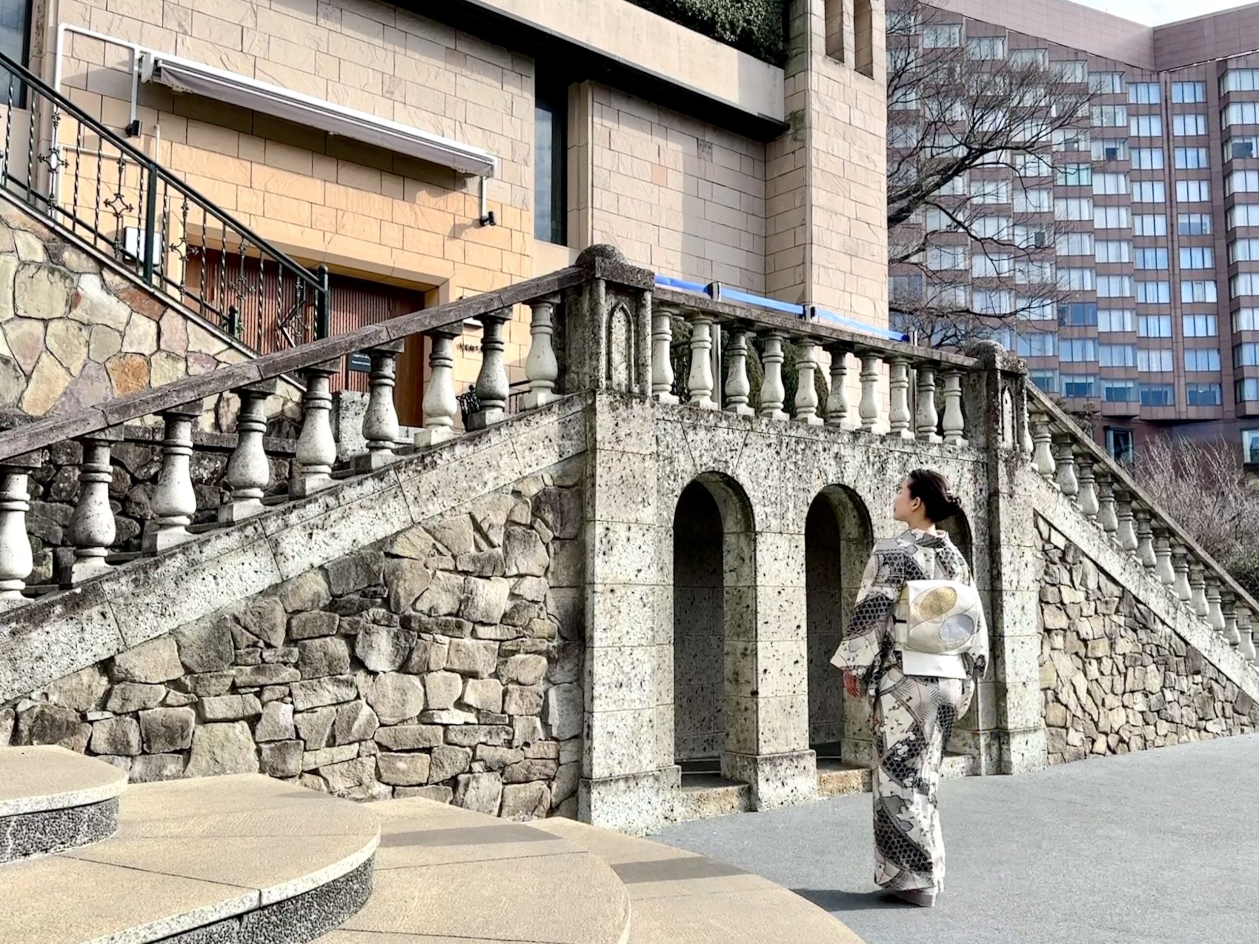 ホテル椿山荘東京の庭園を散策する着物姿