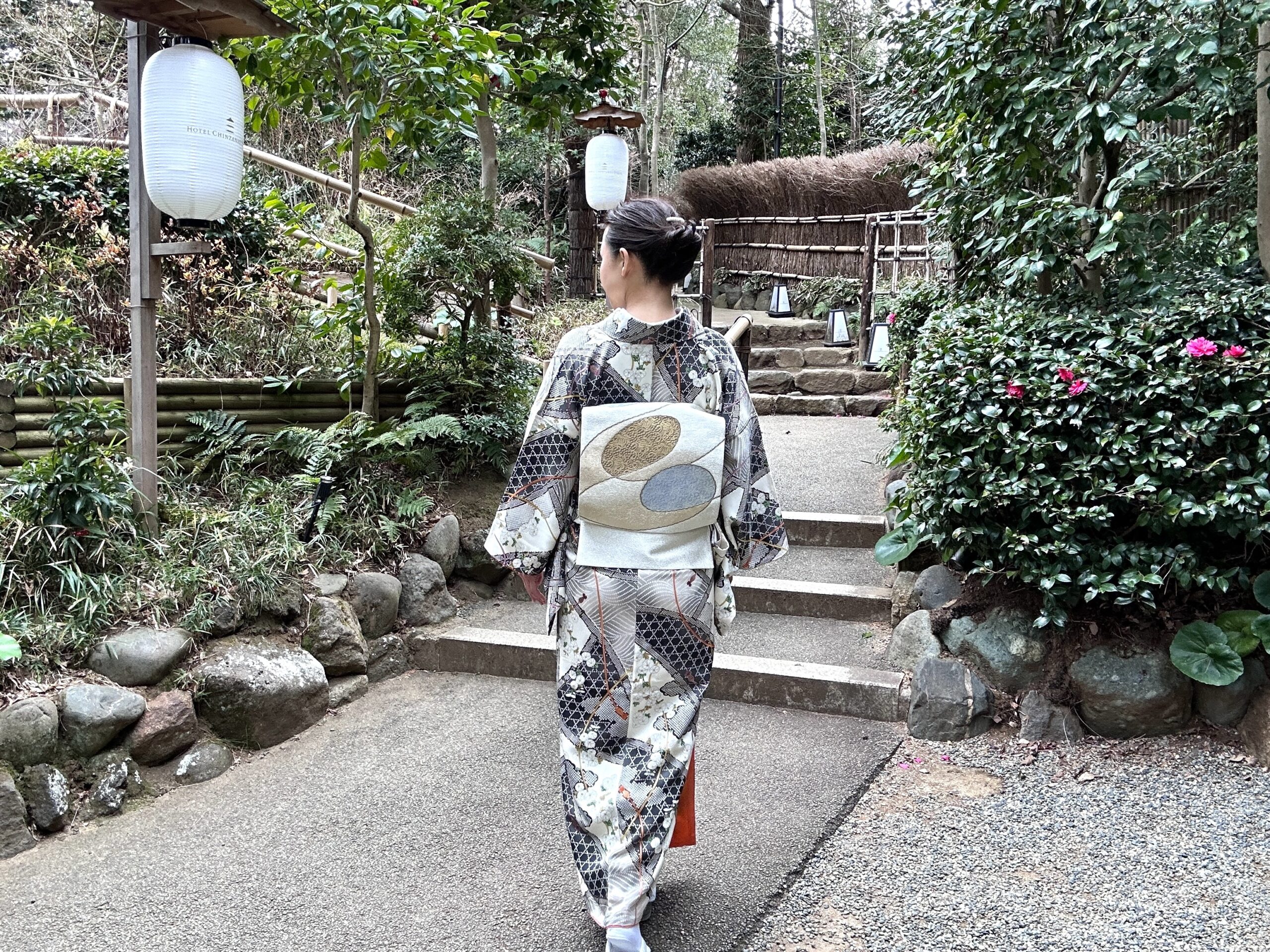 ホテル椿山荘東京の庭園を散策する着物姿
