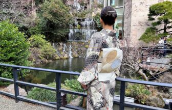 ホテル椿山荘東京の庭園を散策する着物姿の女性
