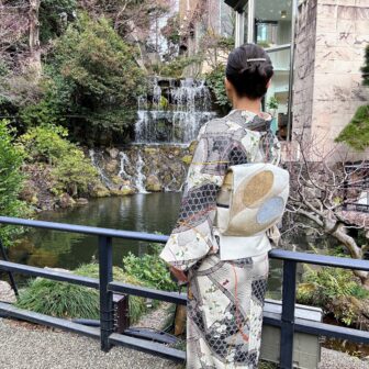 ホテル椿山荘東京の庭園を散策する着物姿の女性