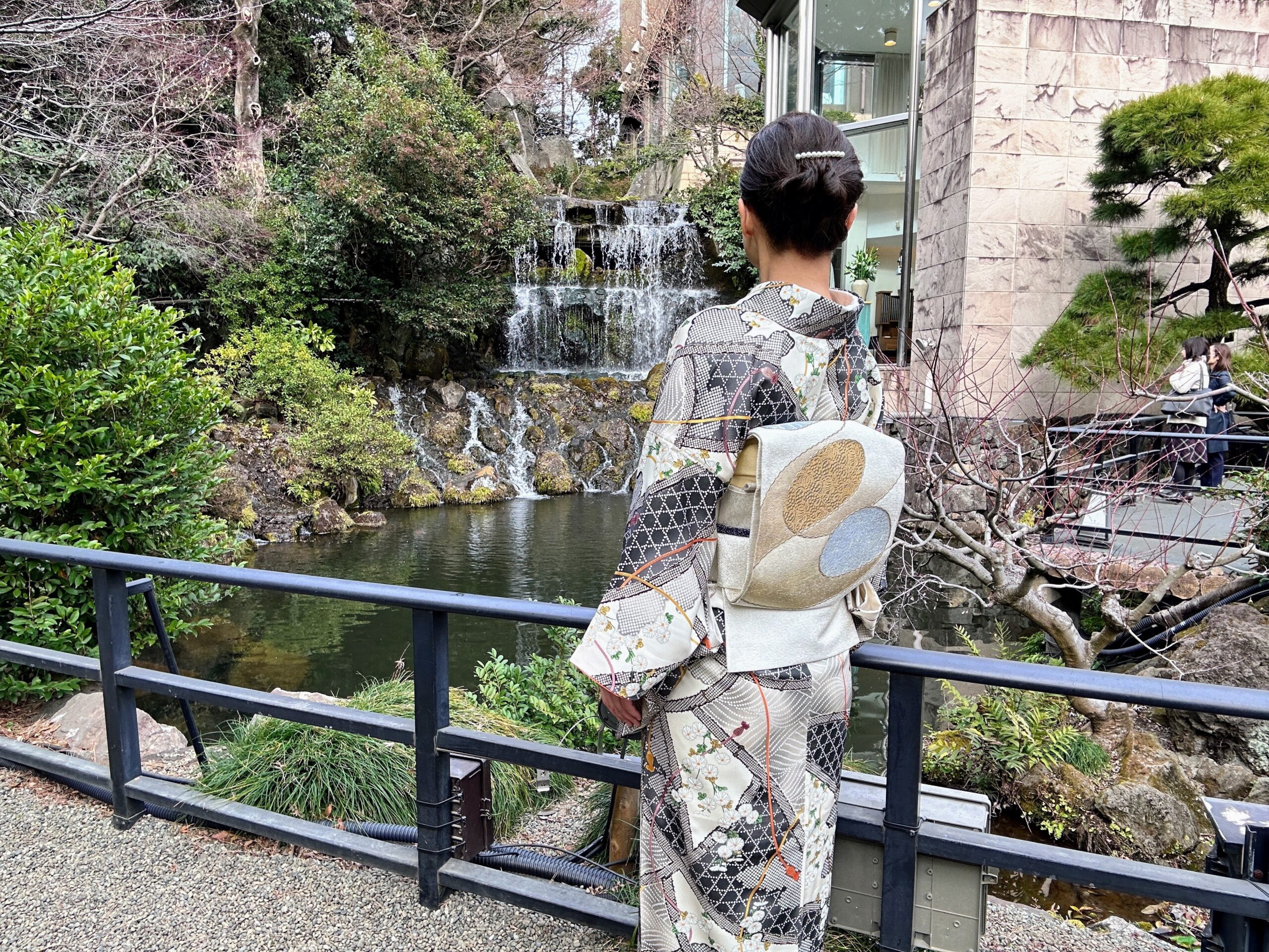 ホテル椿山荘東京の庭園を散策する着物姿の女性
