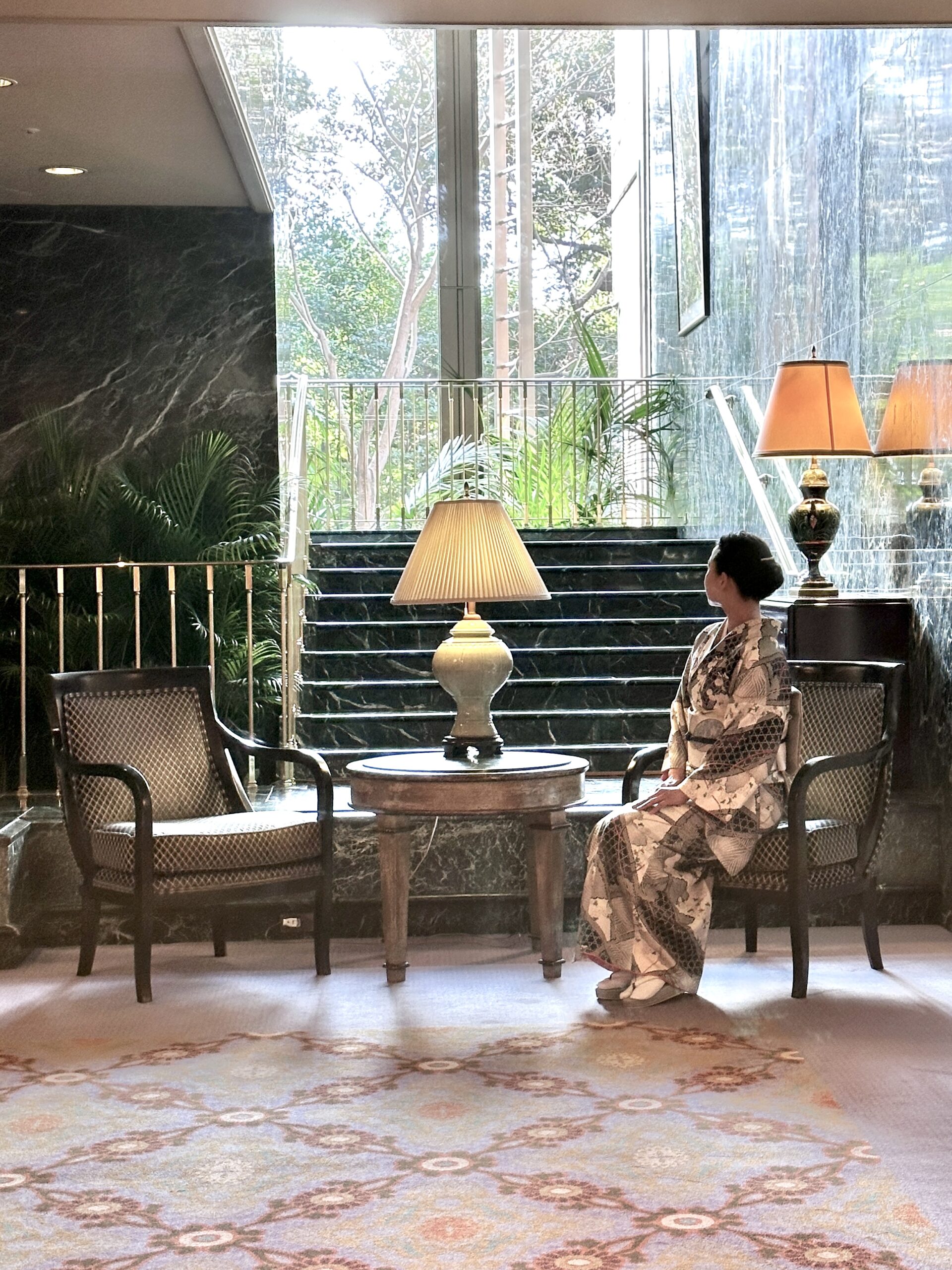 ホテル椿山荘東京の館内を散策する着物姿の女性