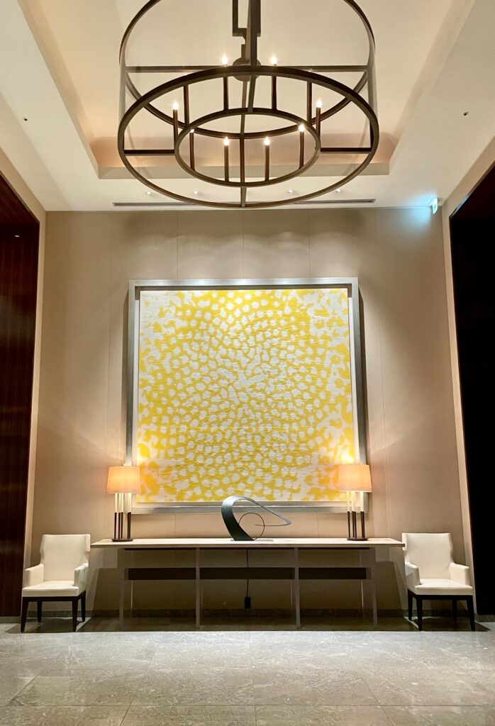 パレスホテル東京のロビーを彩る黄色のアート作品とモダンな照明
Yellow artwork and modern chandelier in the lobby of Palace Hotel Tokyo
