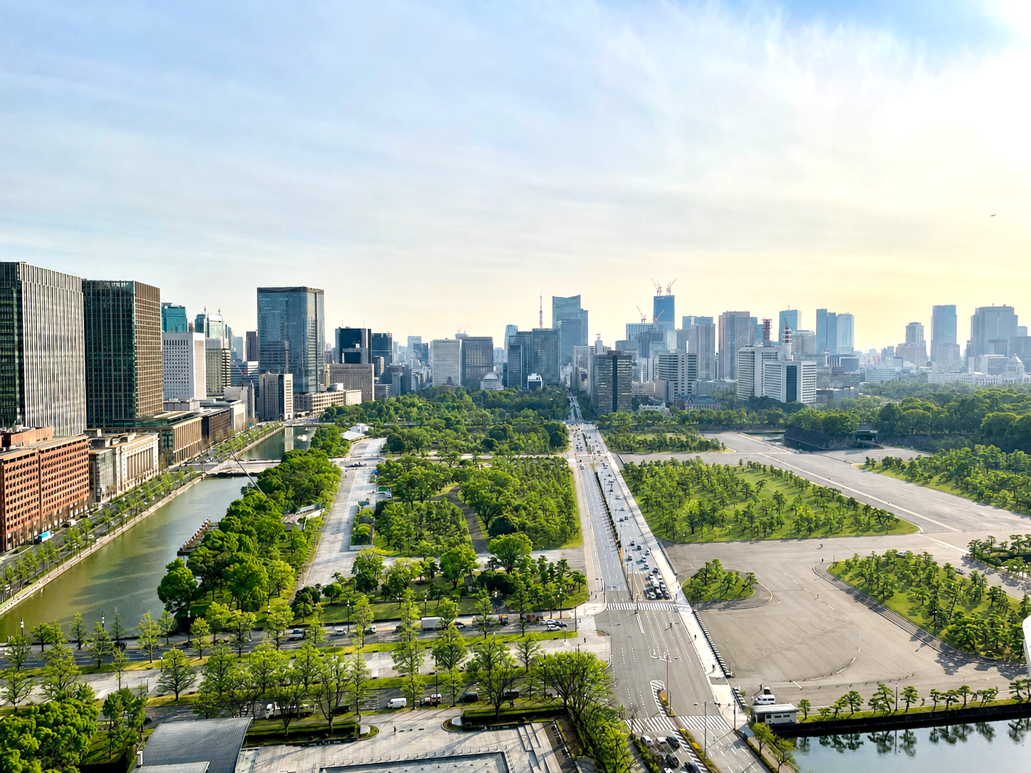 パレスホテル東京から望む皇居外苑の緑と丸の内・東京の都市景観。
View of the Imperial Palace Outer Gardens and Marunouchi skyline from Palace Hotel Tokyo