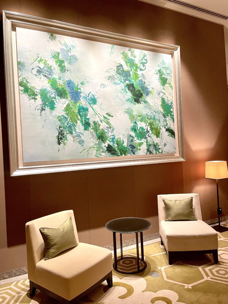 パレスホテル東京の館内ラウンジに飾られた緑を描くアート作品とチェア。
Abstract green artwork and lounge seating inside Palace Hotel Tokyo