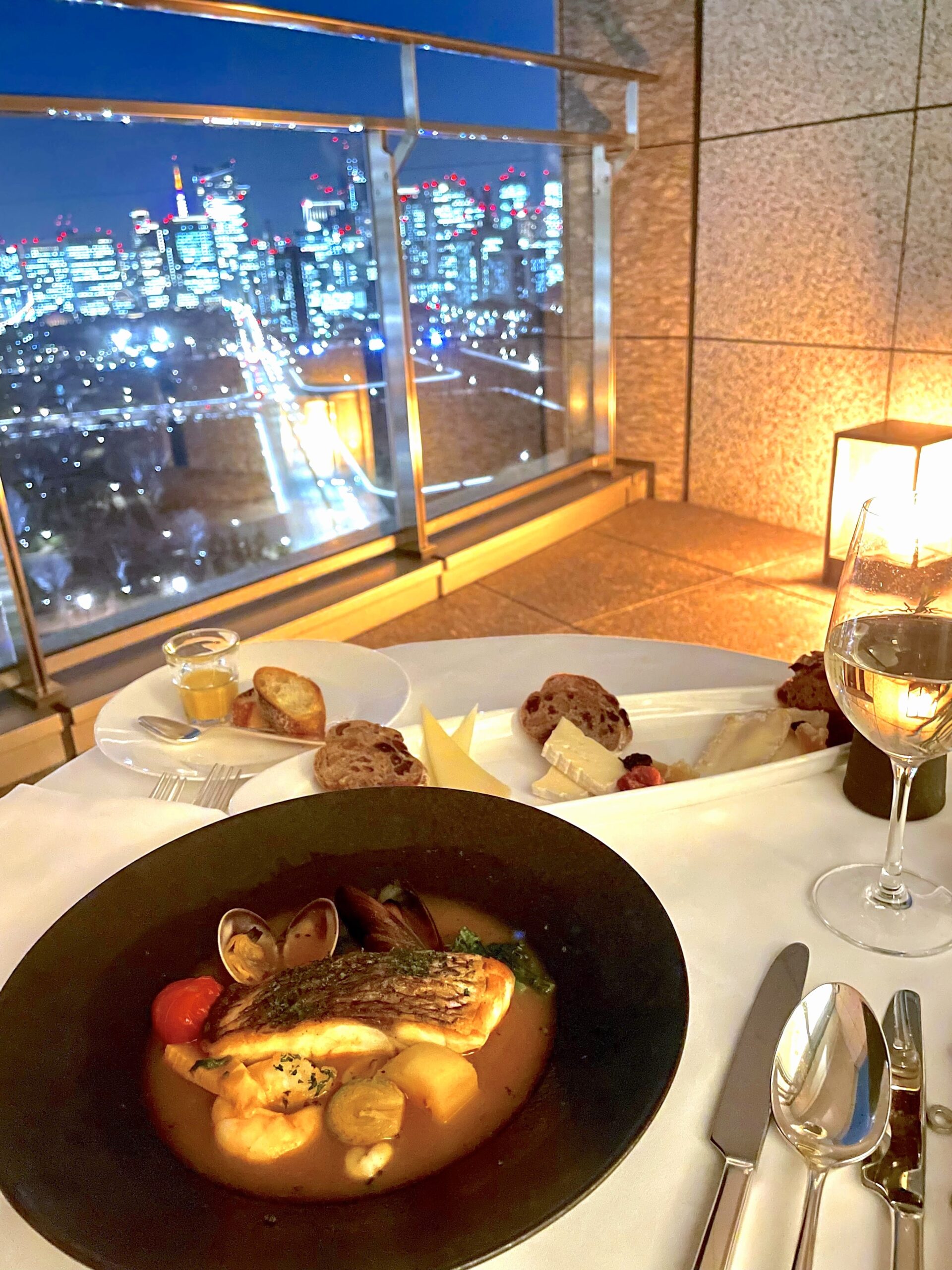パレスホテル東京のテラスで楽しむルームサービスディナーと皇居外苑の夜景。
Room service dinner on a terrace at Palace Hotel Tokyo with Marunouchi night views