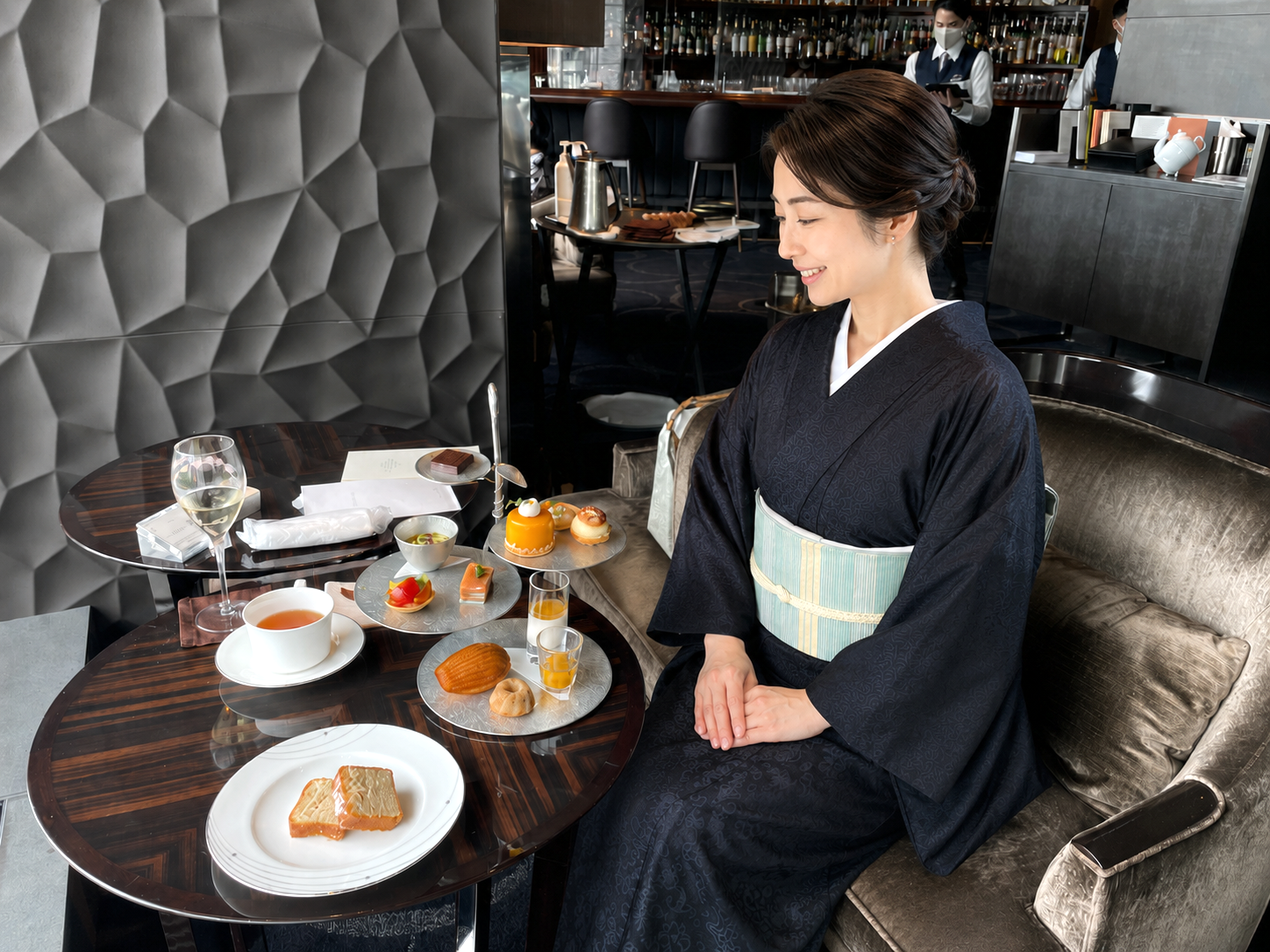 パレスホテル東京6階プリヴェで御召を纏いアフタヌーンティーを楽しむ着物姿の女性。
Woman wearing an omeshi kimono enjoying afternoon tea at Lounge Bar Privé, Palace Hotel Tokyo
