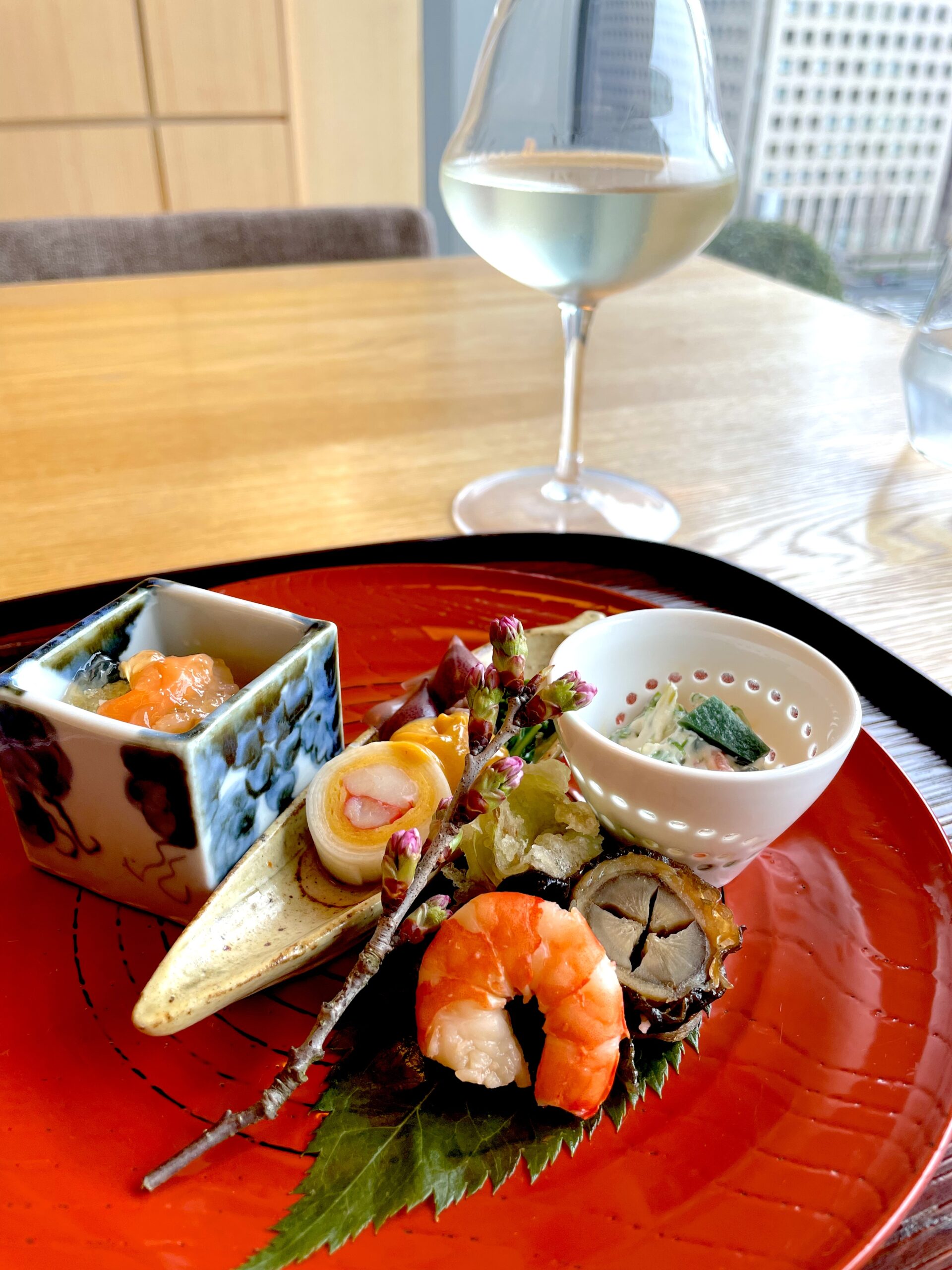 パレスホテル東京・和田倉で味わう、季節の前菜を盛り込んだ華やかな日本料理。
Seasonal Japanese appetizer course served at Wadakura, Palace Hotel Tokyo