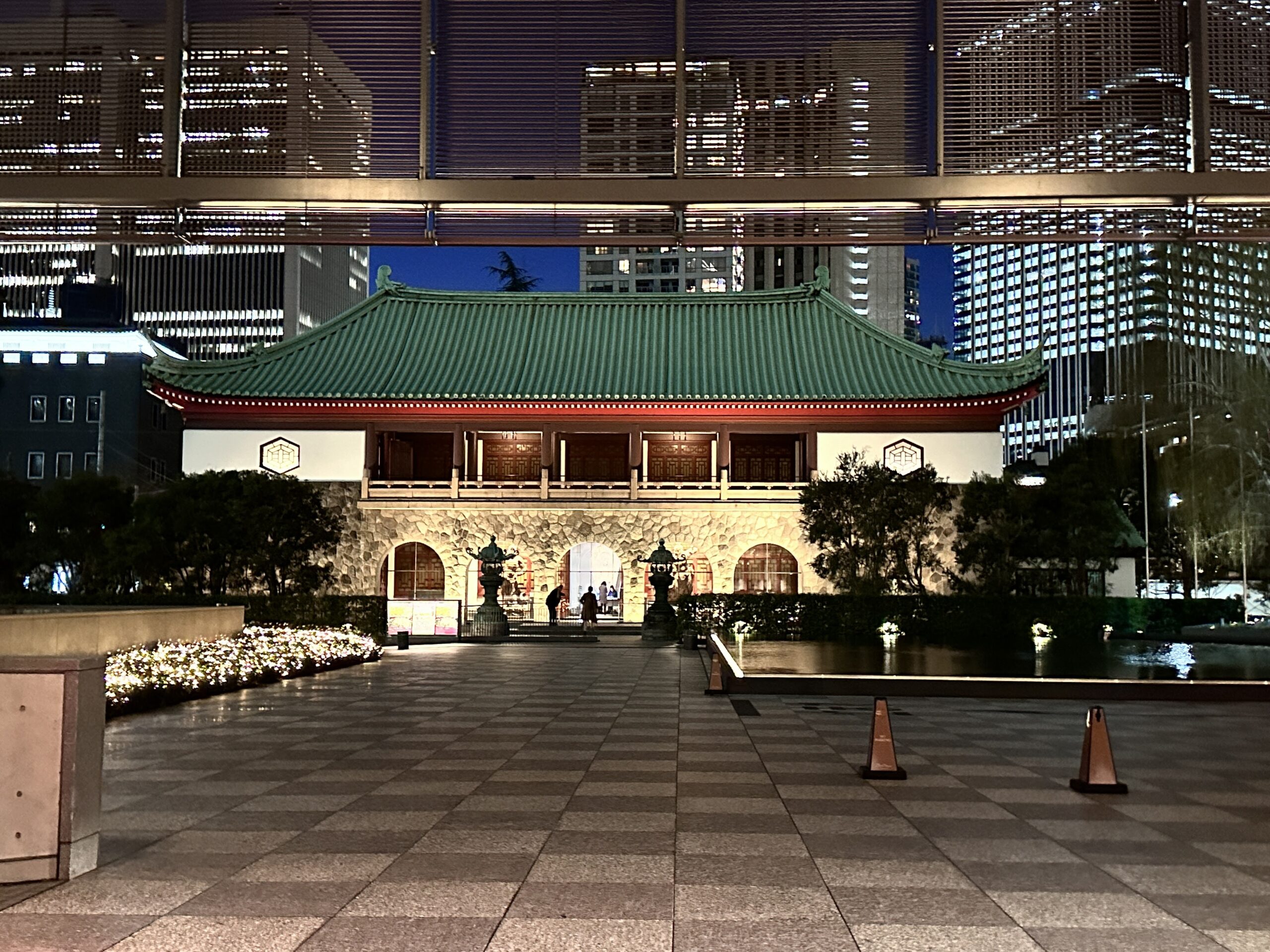 夜のライトアップに浮かび上がる大倉集古館の外観。The Okura Tokyoの敷地内に建つ、日本最古の私立美術館
The illuminated exterior of the Okura Museum of Art at night, Japan’s oldest private museum located within the grounds of The Okura Tokyo