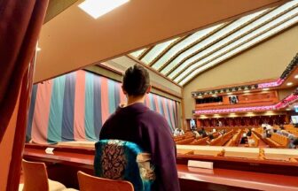 歌舞伎座の桟敷席で観劇する着物姿の女性