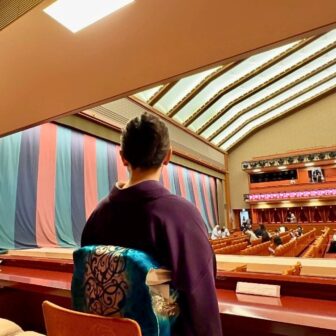 歌舞伎座の桟敷席で観劇する着物姿の女性