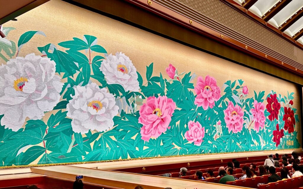 日本画家の中島千波画伯が描き下ろした作品を原作にした歌舞伎座の緞帳「富貴花競苑図」。